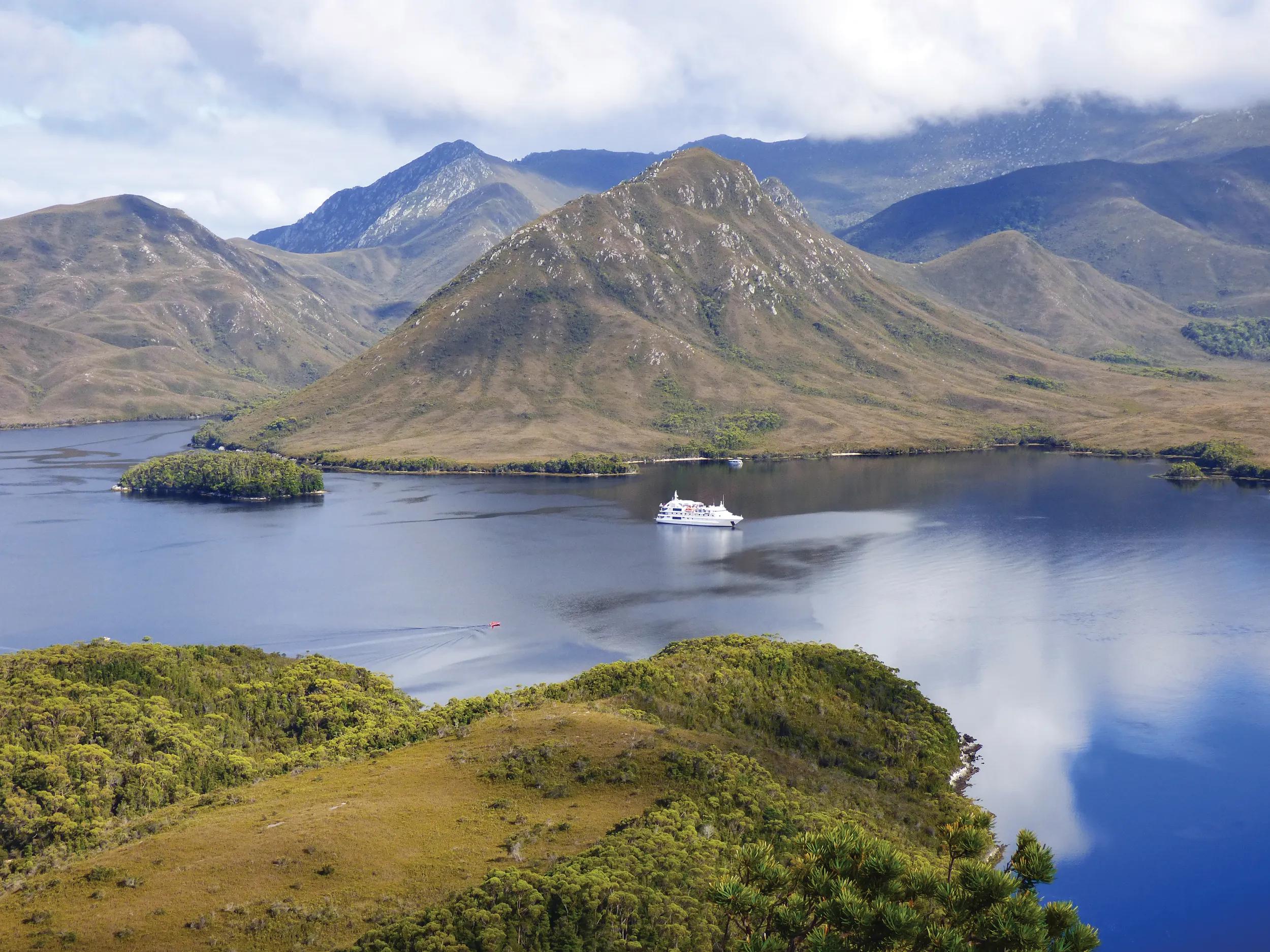 Tasmania Highlights with Coastal Discovery
